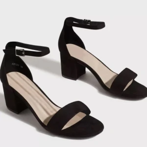 Klackskor från Nelly  - Fina klackskor från Nelly som tyvärr är för stora. Använd 1 gång 