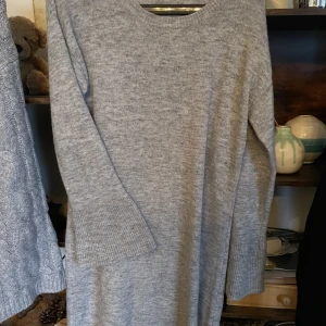 Stickad grå klänning - Skön klänning nu till höst och vinter i stickad modell. 