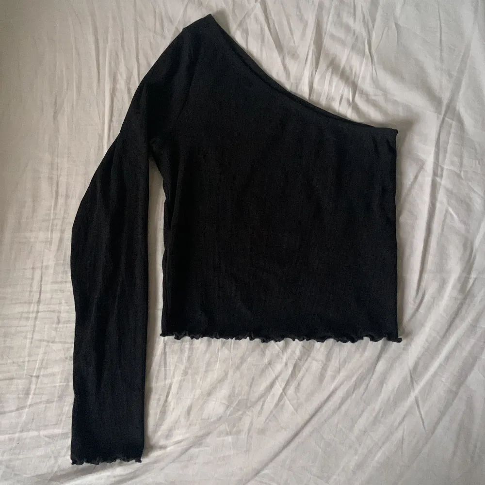 Asymmetrisk tröja som bara används ett fåtal gånger💗. Toppar.