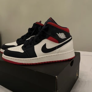 Jordan 1  - Jordan 1 usa  Använda tre gånger och är i mycket fint skick 9/10 Köpta för 2300 säljer för 1000. Kartongen som skorna köptes i medkommer. 