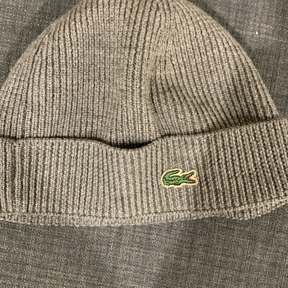 Säljer en tvär fet Lacoste mössa som inte kommer till användning . Accessoarer.