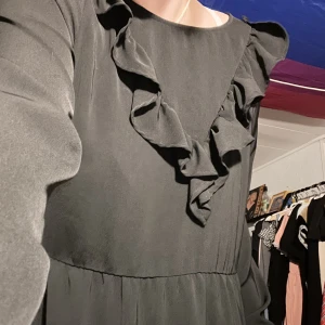 Svart långklänning  - Går ner till mina anklar och jag är 160cm
