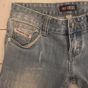 Lågmidjade DIESEL jeans - Säljer mina ljusblåa fräscha Lågmidjade diesel jeans. De är i bra skick och inga defekter, säljer pga att de är för små. Jeansen är storlek 27-28/30 (S). Längden passar nog 157-163 som bäst. Köparen står för frakten🙌❤️