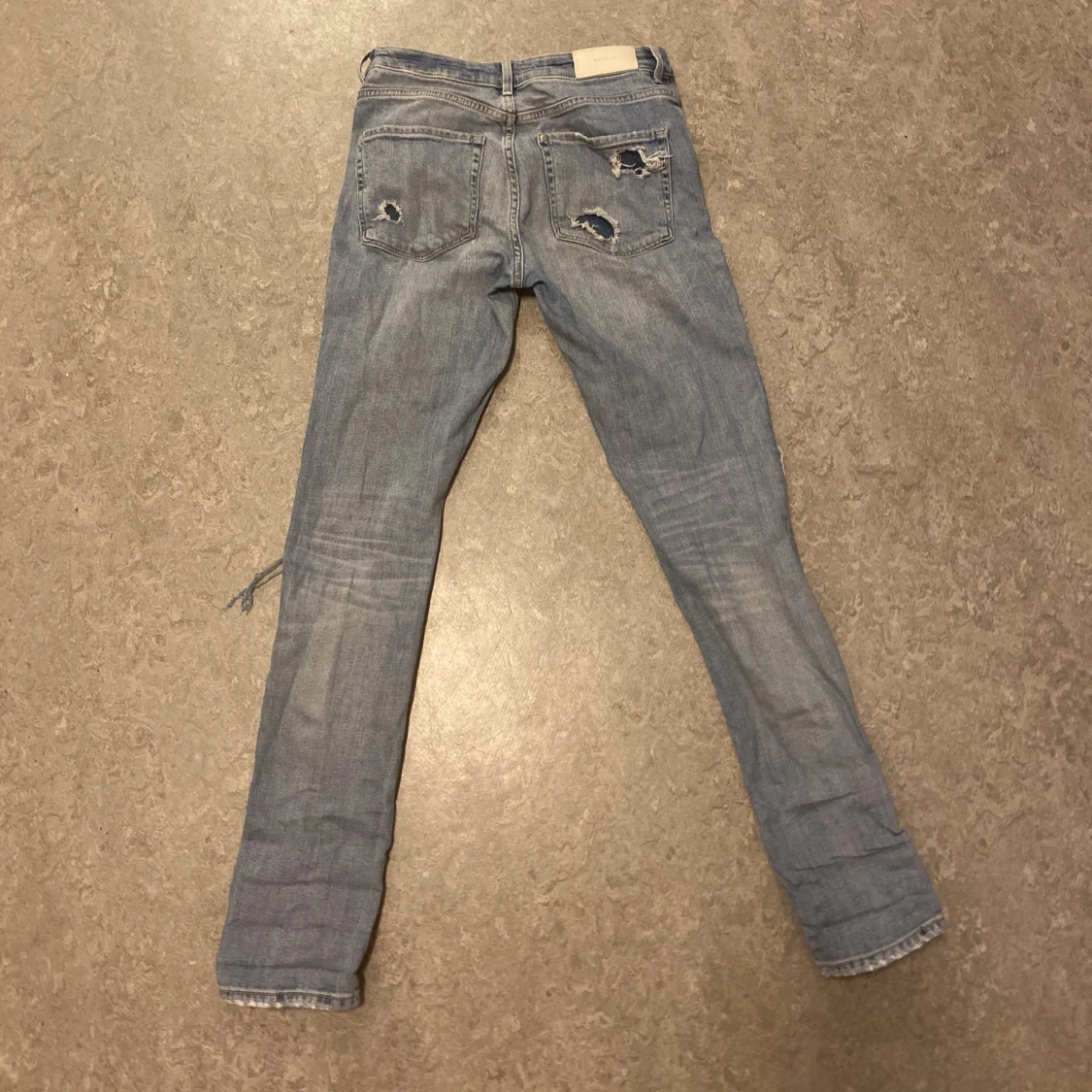 Ljusa håliga jeans - 90