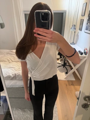 T shirt  - T shirt med V ring och knytning från Monki. Storlek S. Väldigt bra skick