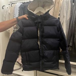 Vinter jacka - Säljer denna vinterjacka från D.brand, köpt för 2000kr