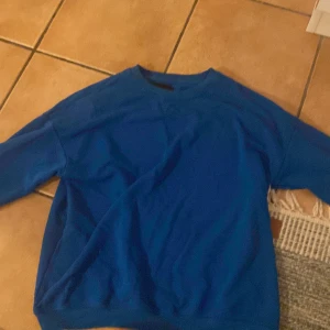 Blå långärmad! - En blå lite tunnare tjocktröja! Knappt använd, säljer pga inte användt på ett bra tag och vill få bort så snabbt som möjligt, pris diskuterbart!