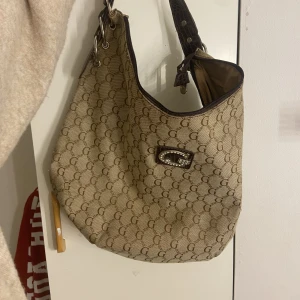 Guess väska🫶🏼 - Hej säljer min fina Guess inspirerad väska köpte från plick i somras har använt lite perfekt skol/jobb väska får plats med väldigt mycket, svin snygg väska ifall💓inte skadad den är helt och fin!! 