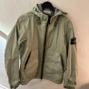 Stone Island jacka - Stone island jacka skick 9,5/10 använd runt 3 till 4 gånger gånger. Kvitto medföljer. Storlek S. Nypris 5899kr.