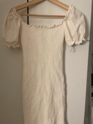 Vit klänning  - Använd en gång 