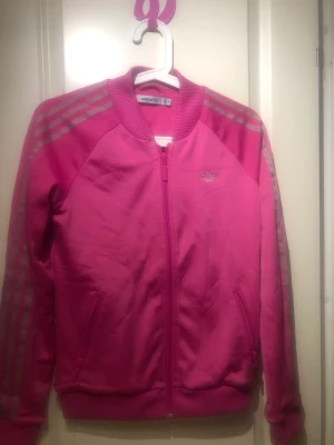 Adidas rosa  - En helt oanvänd tröja från Adidas  Stl 36  Jag har endast testat den en gång.  Pris 150