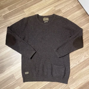 Ulltröja - Stickad tröja ifrån märket Vailent 80% Lammull 20% Nylon