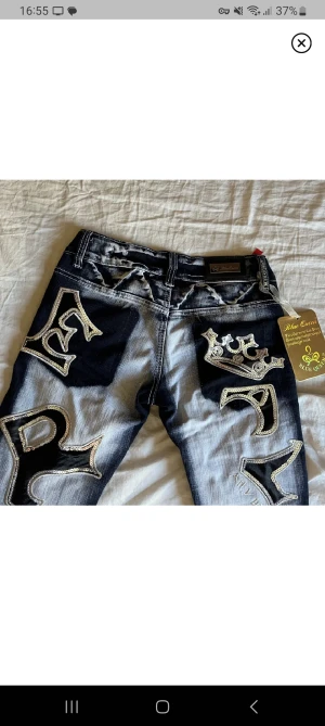 Jeans  - Säljer dessa as feta jeans säljer då jag behöver pengar! Dom är iså fint skick och sitter så bra💕 midjemått 34 rakt över och innerbens längden är 80