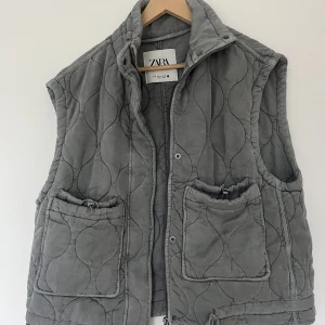 Trendig väst från zara  - Trendig väst från zara använd endast 1 gång 