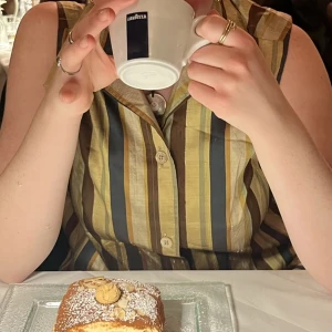 BLUES BLUS - KÖPT I WIEN GJORD I ITALIEN ANVÄND TILL REGGAEKVÄLLAR