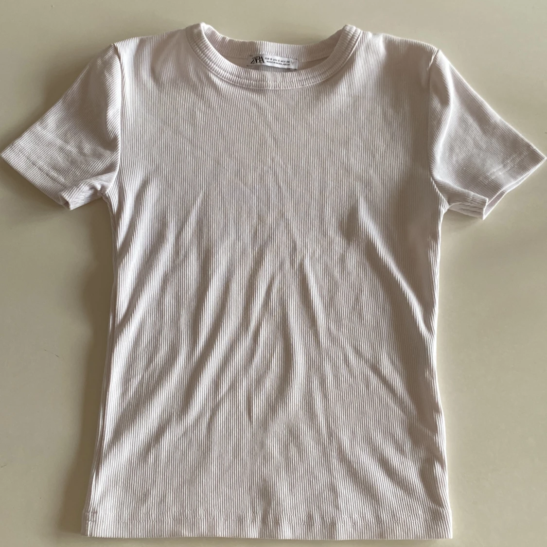 Vit ribbad t shirt från zara - 90