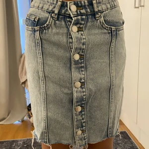 Jeans kjol  - Säljer denna jeans kjolen från HM. kjolen har inte används på 2 år då jag växt ut den, den har en liten söm på sidan då den spräckts men det är inget som syns. Kjolen är i storlek 32 och passar inte mig som har 34. Köpare står för frakt. 