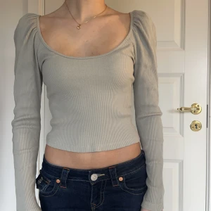 Urringad grön topp - Låg i ryggen och där fram, lång i armarna.  Inga defekter, bra skick 