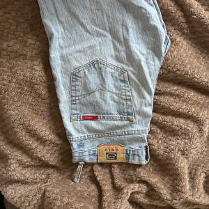 Säljer dessa jätte snygga vintage jeans från only men som ni ser är de lite sönder bak men knappt något som Märks 