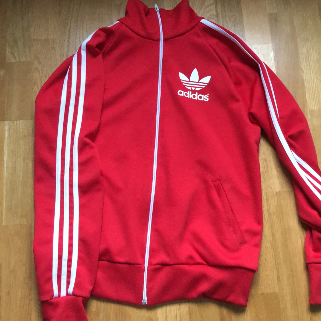 Röd Adidas zip upp 
