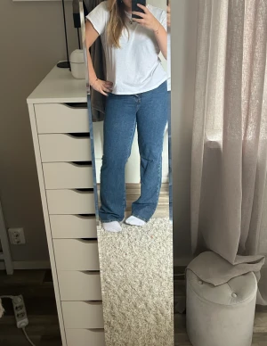 Jeans  - Jätte fina jeans från bikbok, har aldirg använt då jag köpte fel stl och kan ej knappa de. Stl W34 o längd 32