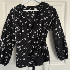 Carin Wester blus  - Säljer min fina blus med omlott knytning. Storlek S 🙌🏼