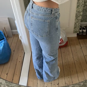 Nakd jeans låg midjade - Säljer dessa jeansen i superfint skick! Endast använda tre gånger 🫶🏼 Storlek 34 och passar mig bra som är en liten S. Passar någon större storlek också! 🦋 Nypris: 699 kronor. Kan skicka fler bilder vid intresse!