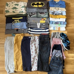 Barn kläder /stort klädpaket till barn/pojke 80/86 - Barn kläder /stort klädpaket till barn/pojke 80/86  Kläder från olika märken…  Kläderna är mycket bra skick.  FRÅN RÖKFRITT HEM!!!  Kolla gärna mina övriga annonser Samfraktar gärna  Jag önskar dig lycka till på auktion  N:406
