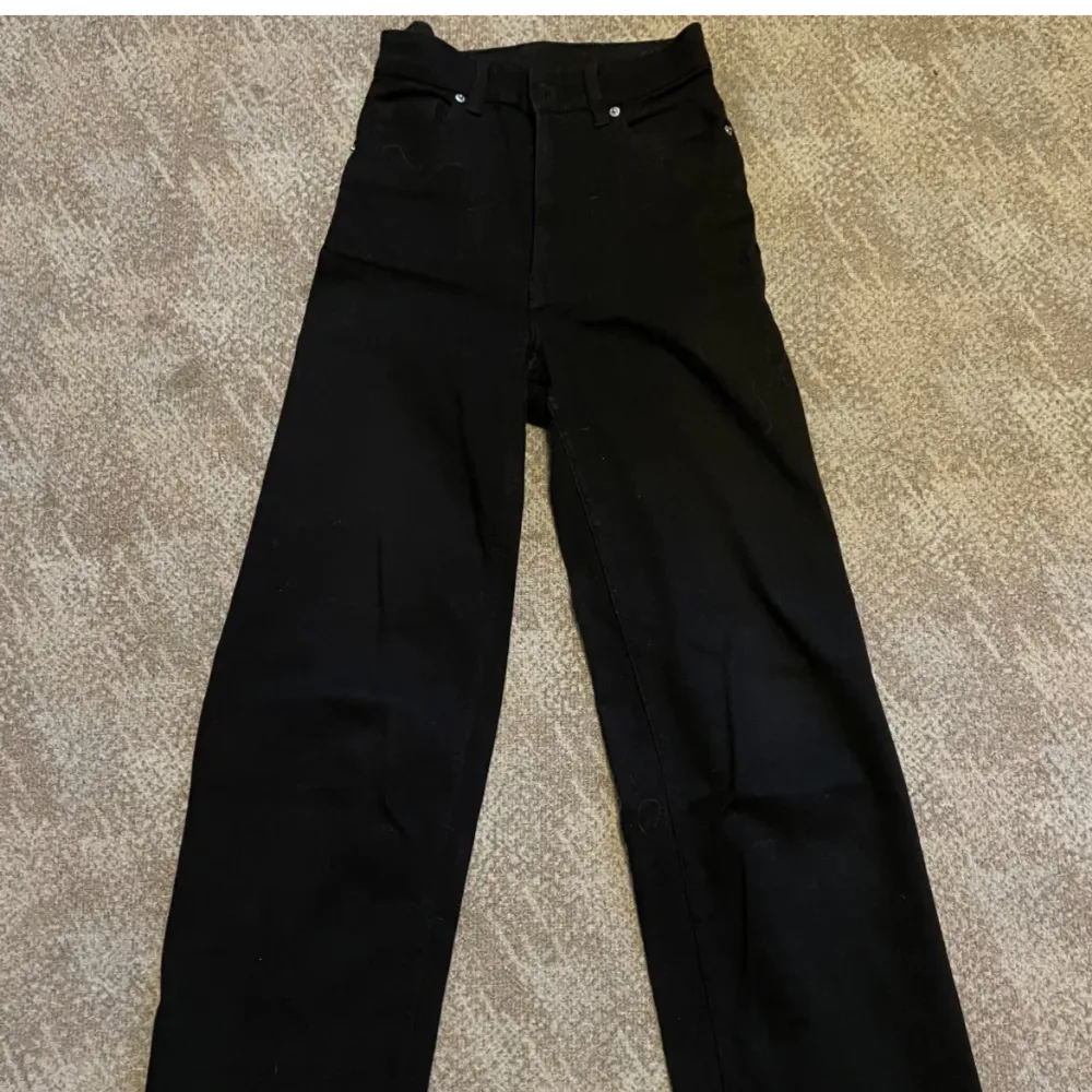 Svarta jeans med hög midja och straight/wide leg modell, knappt använda. Jeans & Byxor.