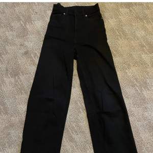 Svarta jeans med hög midja och straight/wide leg modell, knappt använda