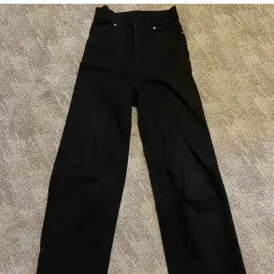 Svarta jeans med hög midja och straight/wide leg modell, knappt använda