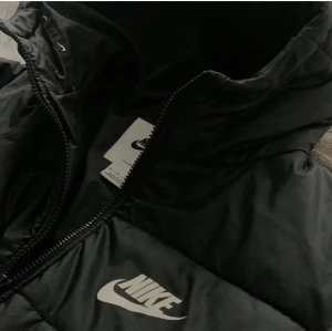 Nike Therma Fit dunjacka - Säljer denna fina Nike dunjackan. Den går strax ovanför knän på mig som är 163 och använt fåtal gånger, nästan helt nyttskick. Nypris: ungefär 1600. Säljer då den inte kommer till användning.💗