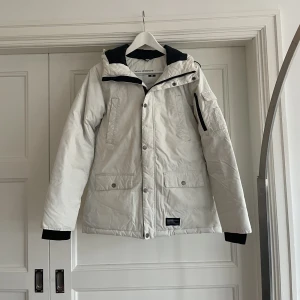 Skidjacka - Vit varm skidjacka från Everest strl 36. I använd skick.  Hämtas på Kungsholmen. OBS Skickas endast om köparen står för frakt.