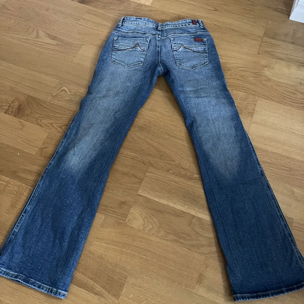 Skitsnygga lågmidjade bootcut jeans i jättebra skick!!💗 Midjemått tvärs över är ca 37 innerbenslängden är 81. Jeans & Byxor.