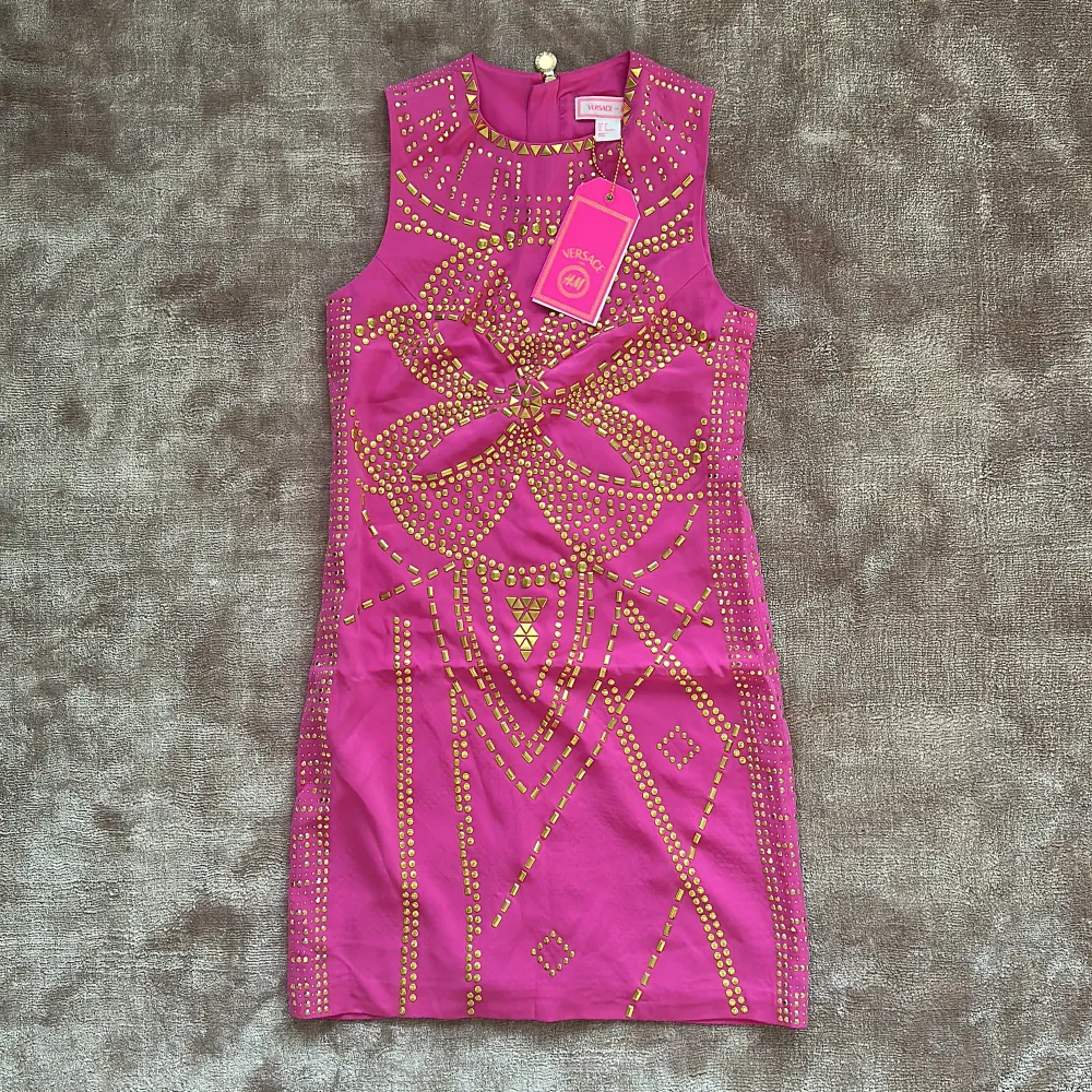 Rosa fodral klänning ifrån Versace helt ny 💃. Klänningar.