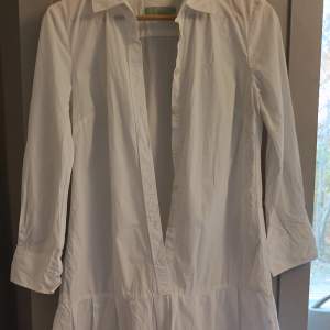 Morris skjortklänning i bomull vit perfekt med stickad väst över och knähöga stövlar till.
