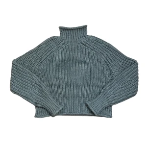 croppad stickad tröja - säljer denna fina stickade tröjan pga den inte kommer till mycket användning längre. tröjan är i fin skick förutom några nopprar som kan bli borttagen. om du har frågor så är det bara att kontakta mig.