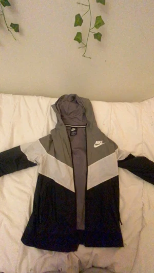 Nike jacka - Säljer den då den aldrig kommer till andvändning, den är i strl L men är liten i strl så skulle säga den passar S/M passar perfekt till regniga dagar💗🌧