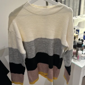 Lindex tröja - Säljer denna fina tröja från lindex då den inte kommer till användning längre❤️Är använd sparsamt och är som ny, tveka inte på att skriva vid frågor eller intresse!!