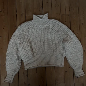 Mysig stickad polotröja - Säljer en jättemysig polotröja då den inte kommer till användning. Den har lite tecken på användning men ingenting man lägger märke till. Den slutar ungefär vid midjan och har en fin form! Frakt ingår i priset💕