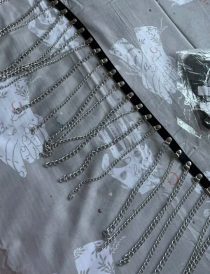 Skärp med kedjor - Skärp i fuskläder med dekor av kedjor. Plus size men går att justera. Ca 120 cm långt.