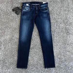 Tjena säljer nu ett par sjukt snygga replay jeans i storlek 29/30. Skick 10/10 alla lappar kvar. Passar alla storlekar mellan 27-30. Modellen är 179 och bär oftast 28/30.  