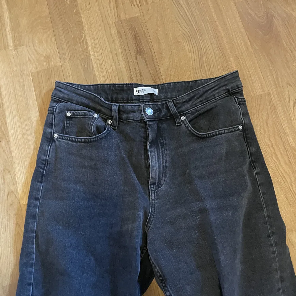 Raka jeans med stretch från Gina Tricot.  Hög midja . Jeans & Byxor.