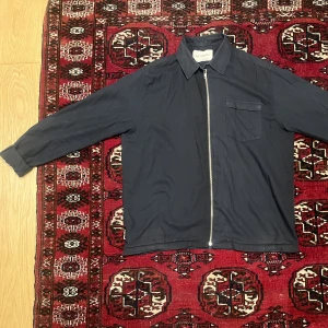 Our Legacy Overshirt - Our Legacy Overshirt i marinblå. Storlek: 50/ Large. Använd men tagits väl hand om, inga defekter.