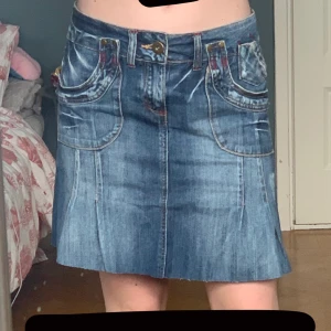 Vero Moda kjol - Köpte denna vero Moda kjol på loppis, klippte av lite i längde men ser jätte bra ut, säljer för att den var för stor för mig, väldigt fin och vintage kjol💗