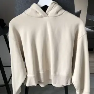 Beige hoodie från Zara i storlek S, endast testat tröjan! 