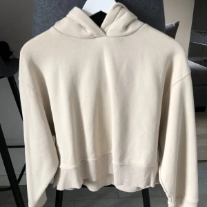 Beige hoodie  - Beige hoodie från Zara i storlek S, endast testat tröjan! 