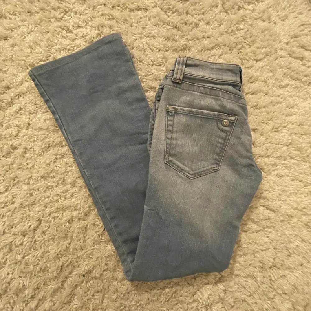 Lågmidjade bootcut jeans Supersnygga SOS jeans, köptes här på plick men var tyvärr för små. De är i strl 34 men skulle säga att en 32a också skulle kunna passa. En liten fläck längst ner på benet. Skriv för fler bilder🩷. Jeans & Byxor.