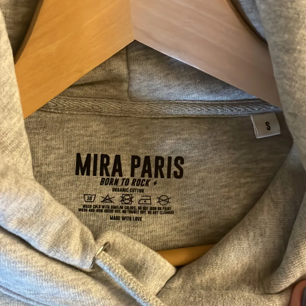 Säljer denna ursnygga hoodie från mira paris som aldrig kom till användning. Så gott som ny och mycket Pinterest vänlig! Vid snabb affär kan priset diskuteras. 🌸🥳Nypris 1249kr. Hoodies.