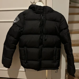 Vinterjacka Dbrand - Vinterjacka eskimå från dbrand. Fint skick, använd en vinter! Nypris ca 1700kr